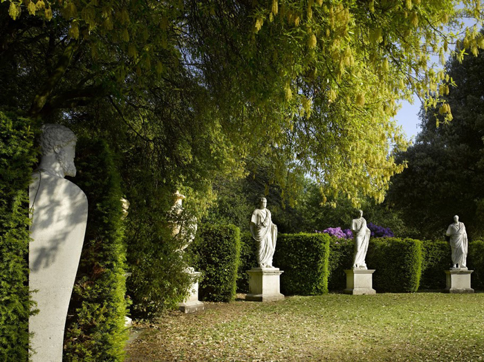 banner-Exedra,-designed-by-William-Kent-Chiswick-House-Gardens-photo.-Richard-Bryant
